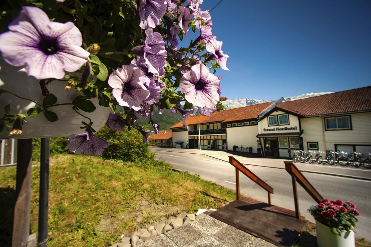 Strand Fjordmotel Ulvik Esterno foto